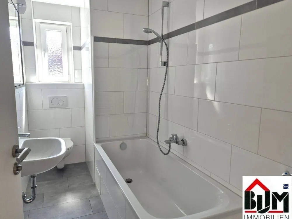 * Frisch modernisiert - hell - gepflegt - Balkon - neue Bad mit Fenster*
