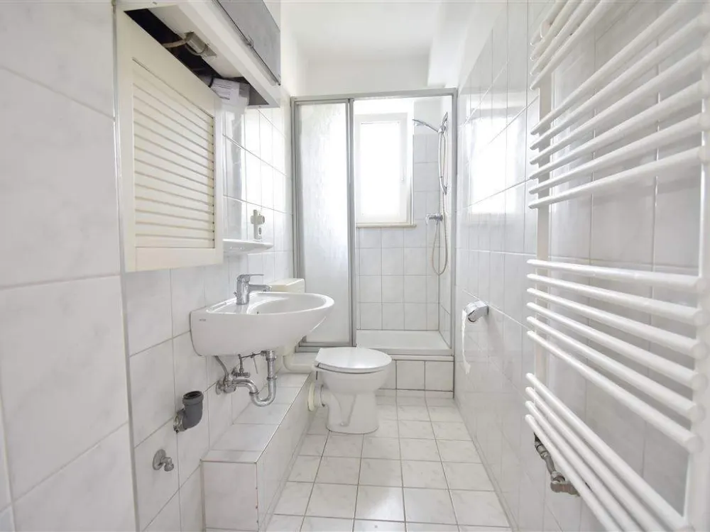 Auch als WG geeignet! Renovierte 2-Zi-Whg mit Balkon