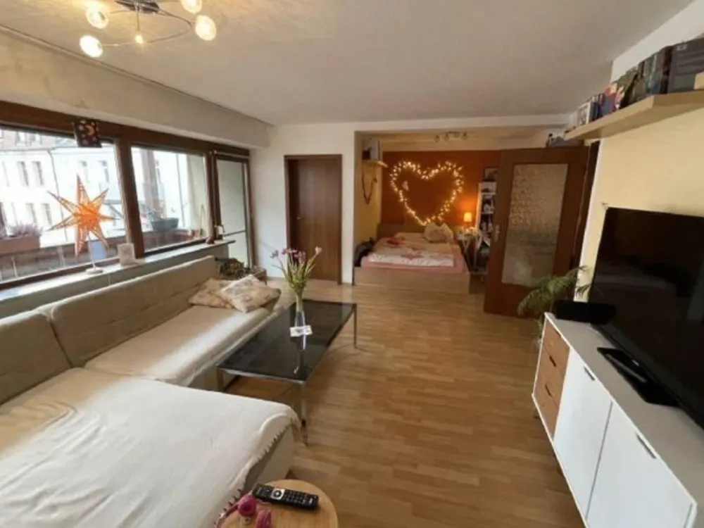 Schöne helle 2-Zimmer-Wohnung mit EBK und Balkon