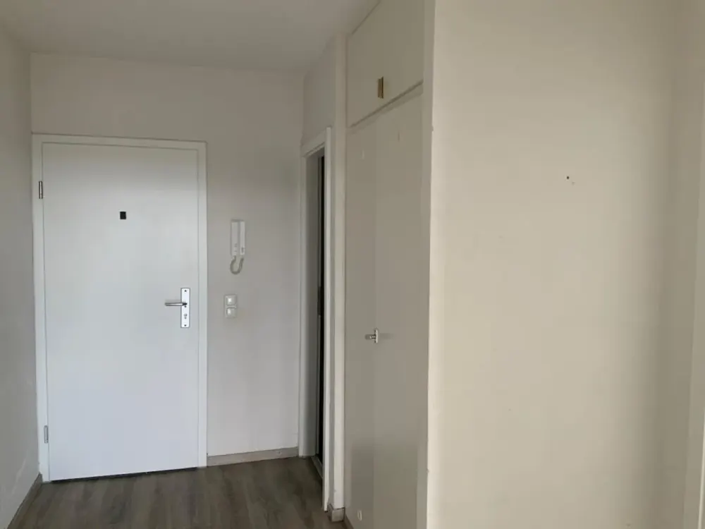 Was ein Ausblick! Helle, einzugsbereite 2-Raumwohnung mit zusätzlichem Arbeits-, Essbereich