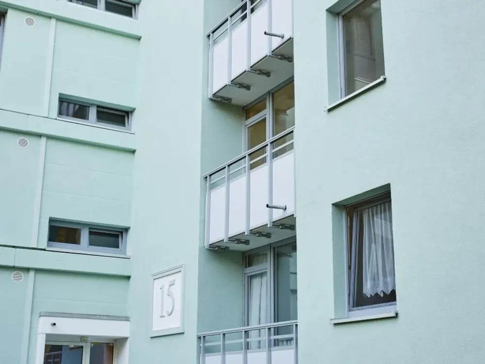 Was ein Ausblick! Helle, einzugsbereite 2-Raumwohnung mit zusätzlichem Arbeits-, Essbereich