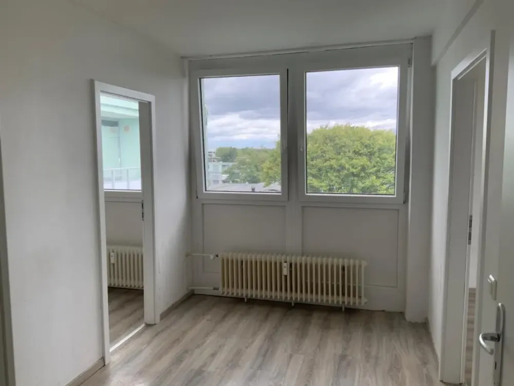 Was ein Ausblick! Helle, einzugsbereite 2-Raumwohnung mit zusätzlichem Arbeits-, Essbereich