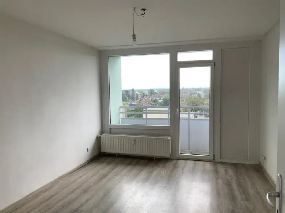 Was ein Ausblick! Helle, einzugsbereite 2-Raumwohnung mit zusätzlichem Arbeits-, Essbereich