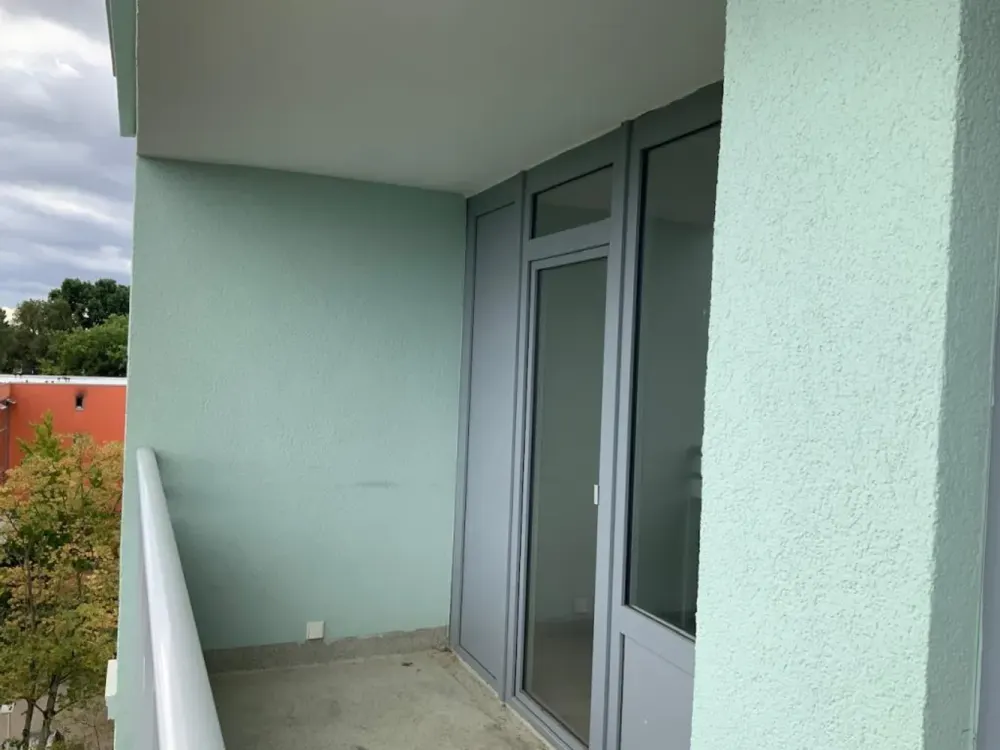 Was ein Ausblick! Helle, einzugsbereite 2-Raumwohnung mit zusätzlichem Arbeits-, Essbereich