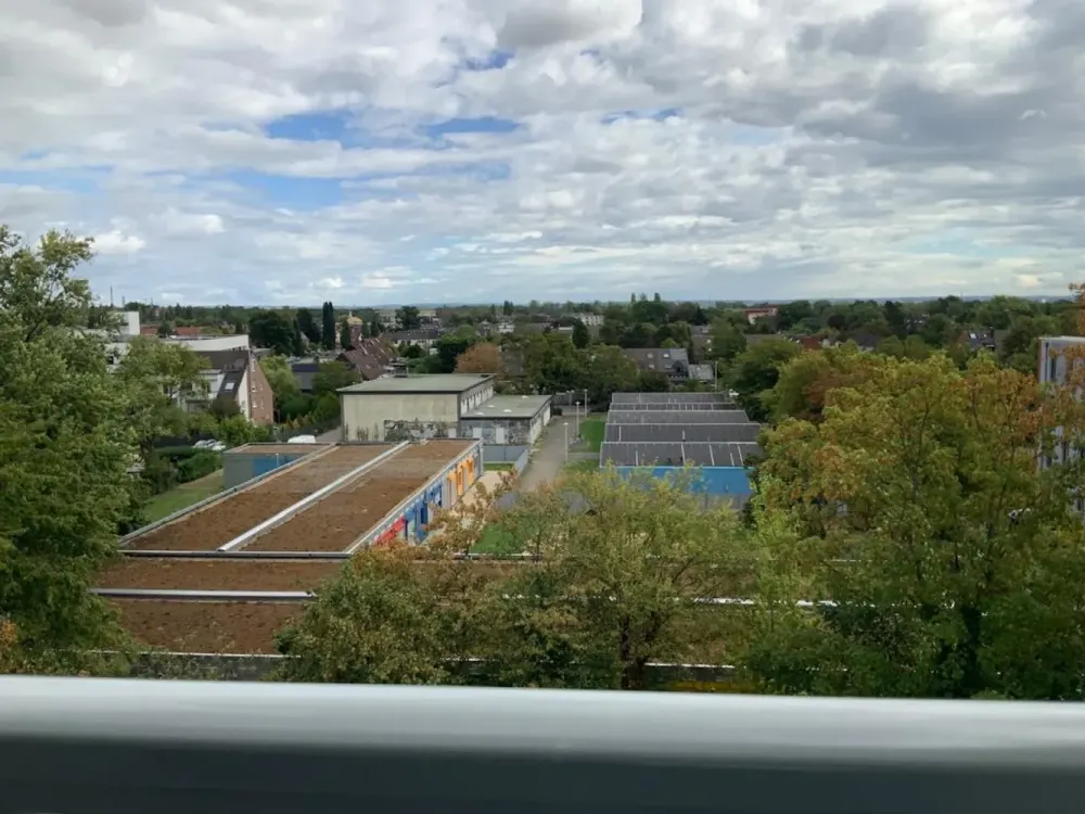 Was ein Ausblick! Helle, einzugsbereite 2-Raumwohnung mit zusätzlichem Arbeits-, Essbereich
