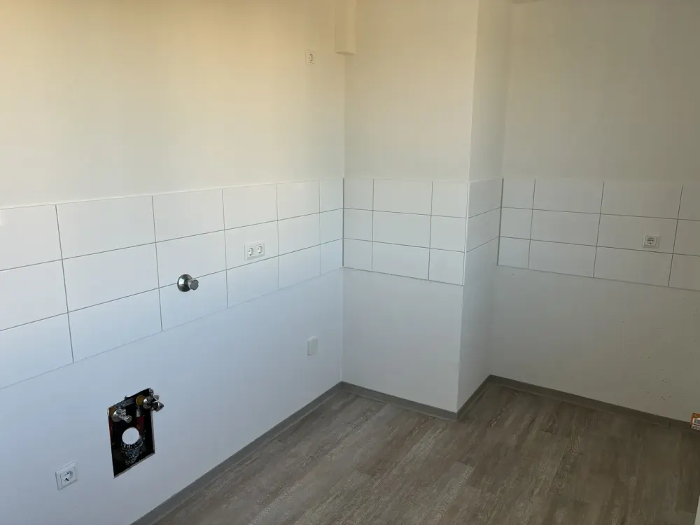 Helle 3-Zimmer-Wohnung mit Wand und Bodenbelag