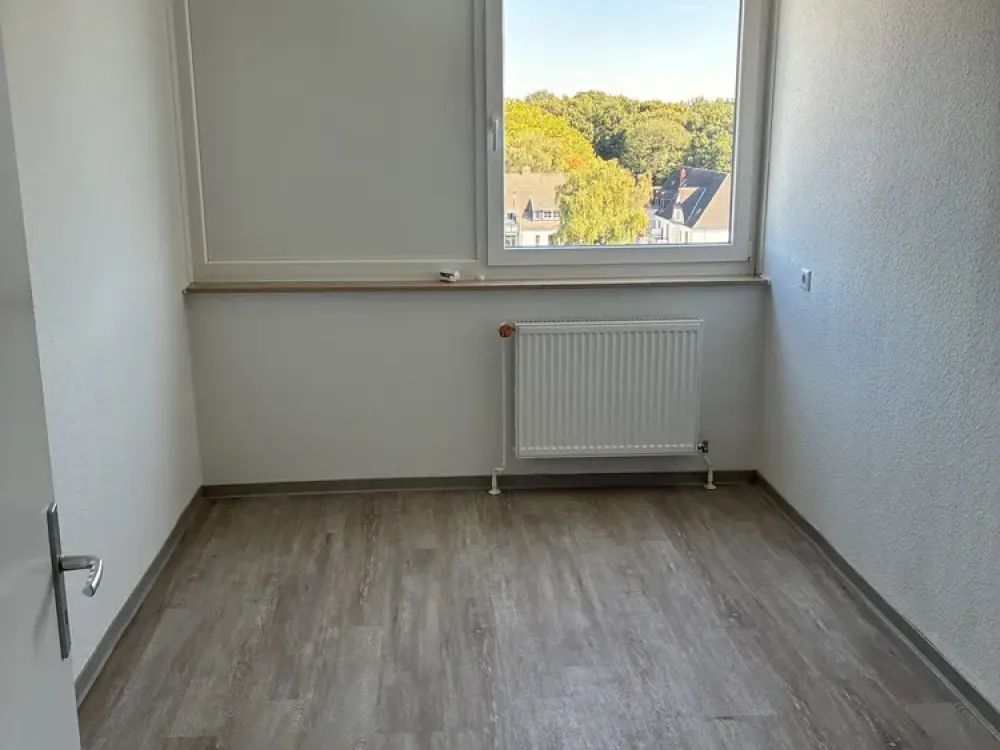 Helle 3-Zimmer-Wohnung mit Wand und Bodenbelag