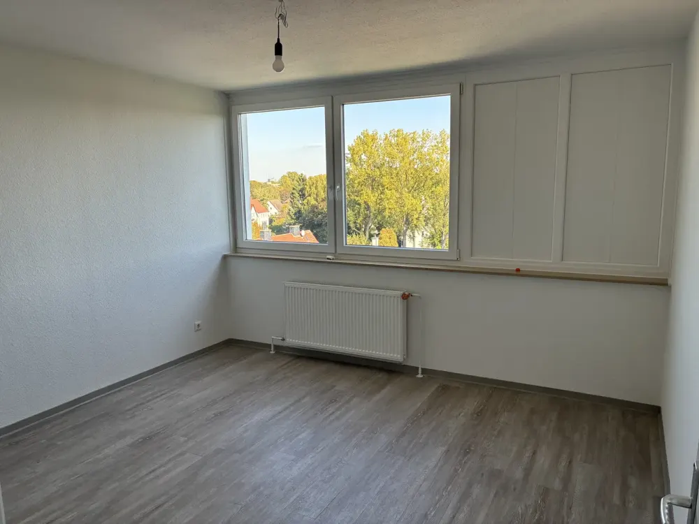 Helle 3-Zimmer-Wohnung mit Wand und Bodenbelag