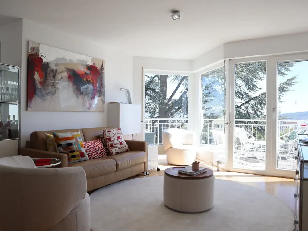 Lichtdurchflutete 3-Zimmer-Wohnung mit Blick auf die Stadt