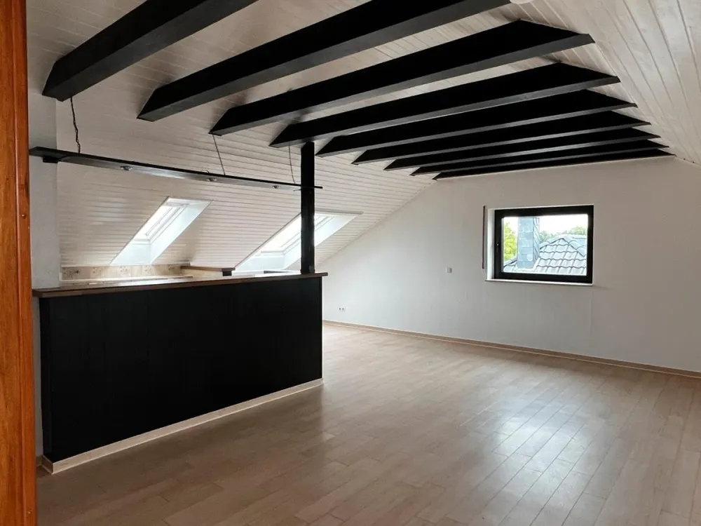 Helle 2 Zimmer Dachgeschosswohnung, 59 m², Stellplatz, in Kaarst