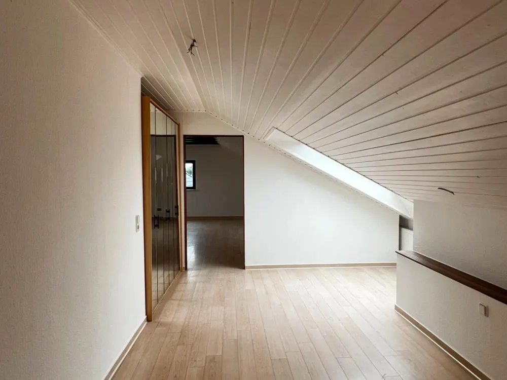Helle 2 Zimmer Dachgeschosswohnung, 59 m², Stellplatz, in Kaarst