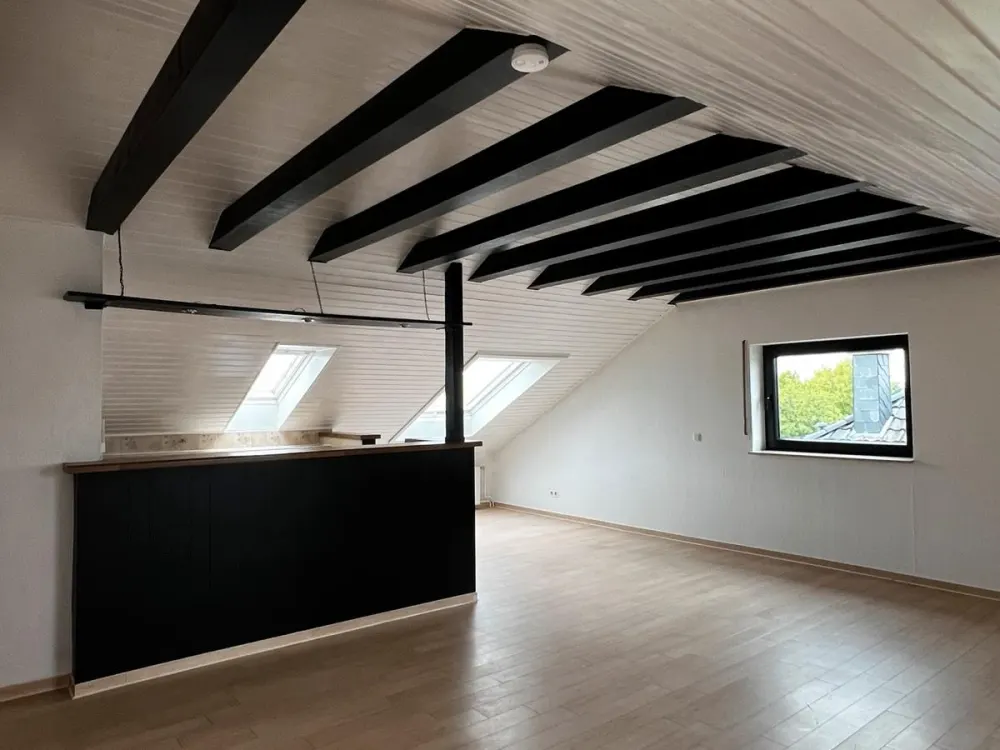 Helle 2 Zimmer Dachgeschosswohnung, 59 m², Stellplatz, in Kaarst