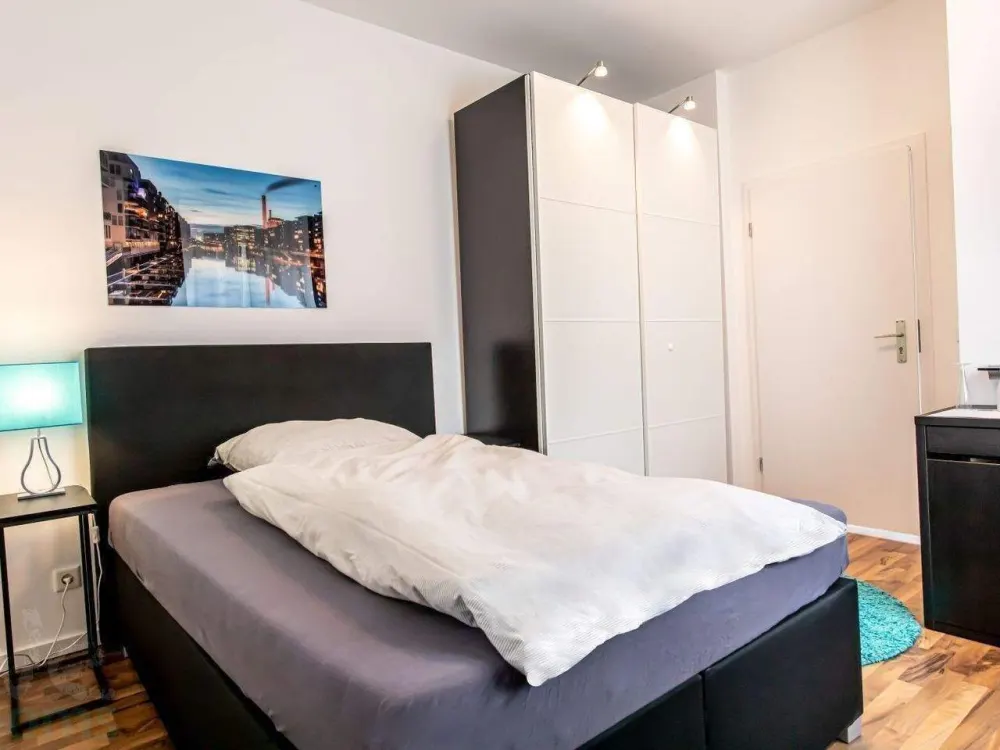 Ab Sofort - modernes und gemütliches Zimmer in 5er WG - mitten im Bahnhofsviertel