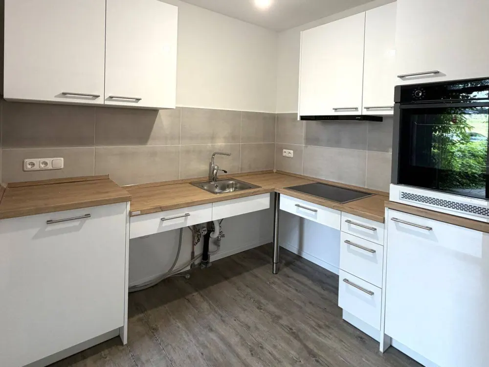 Rollstuhlgerechte Wohnung mit Stellplatz vor der Tür und Terrasse!