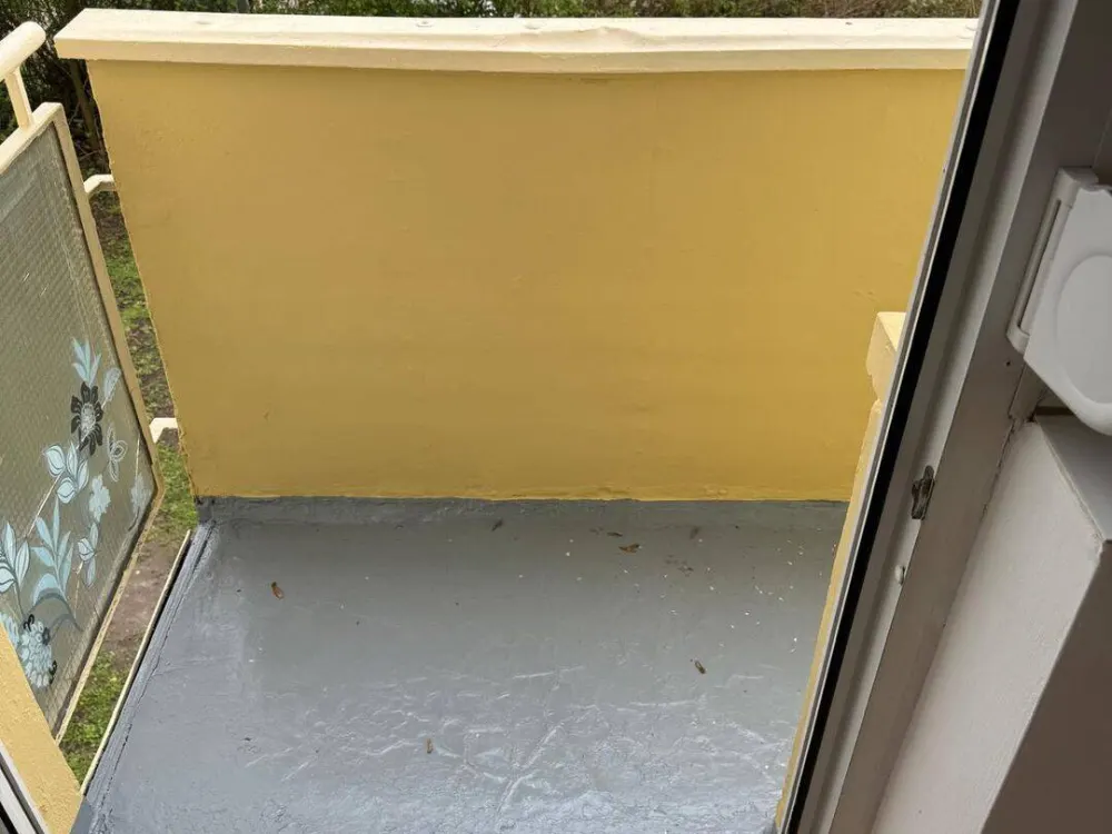 1 ZKB mit Balkon renoviert, 1.OG re, Wannenbad mit Fenster, Riegelsberger Str. 48, 66113 Saarbrücken
