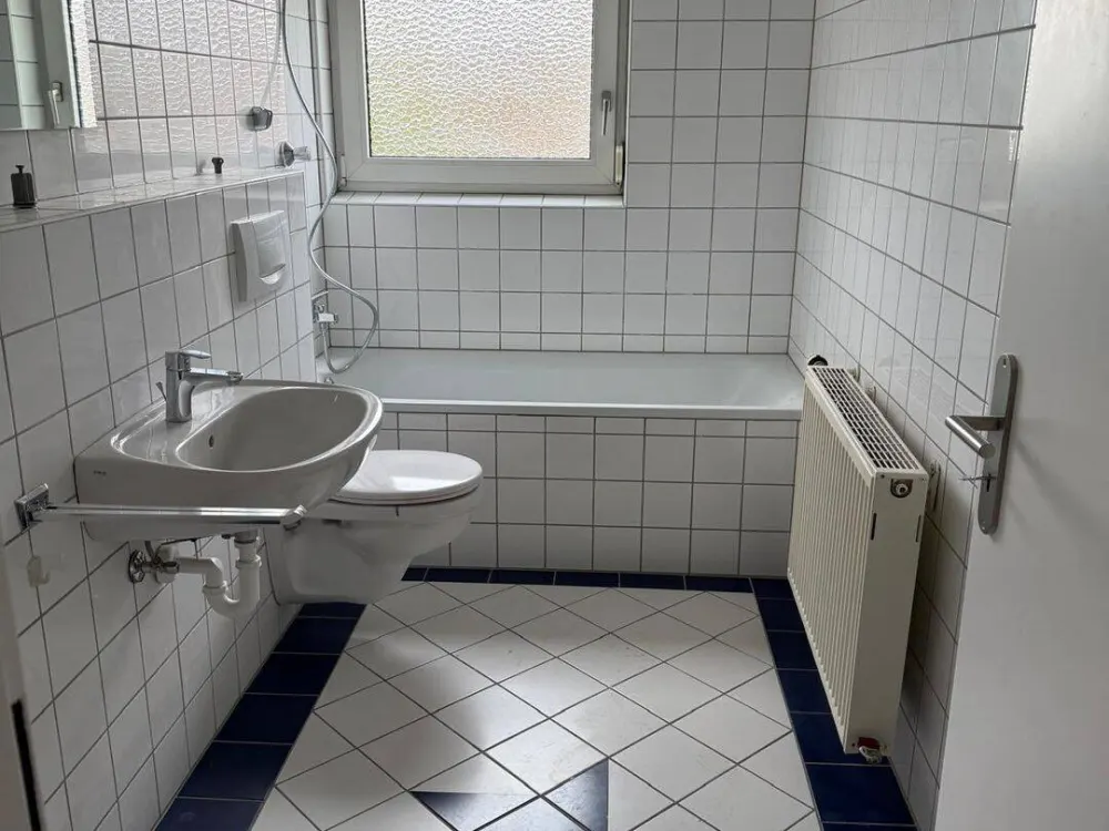 1 ZKB mit Balkon renoviert, 1.OG re, Wannenbad mit Fenster, Riegelsberger Str. 48, 66113 Saarbrücken
