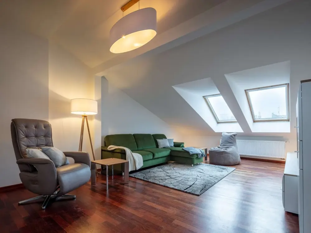 Möblierte Dachgeschosswohnung mit Fahrstuhl mitten in der Hauptstadt