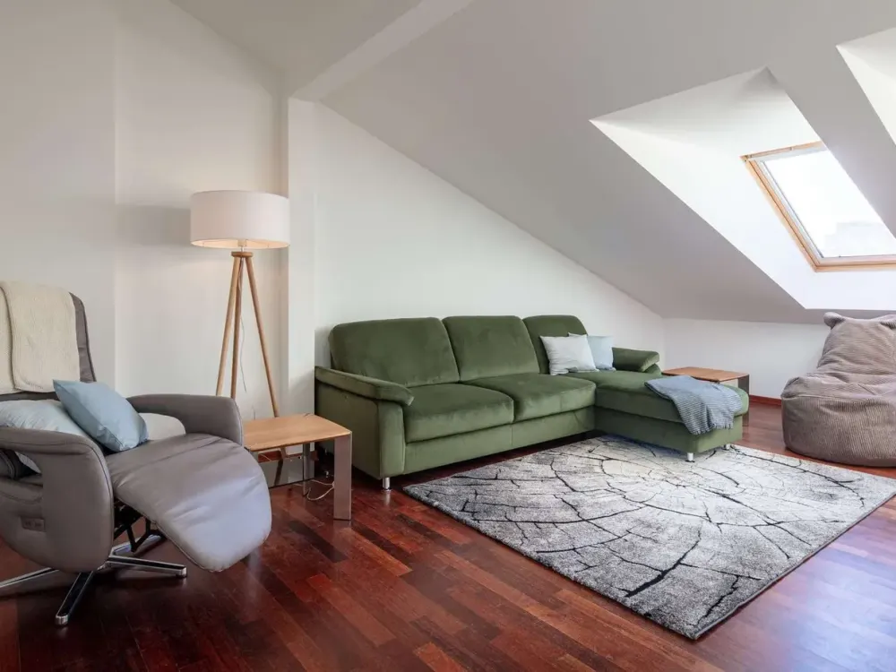 Möblierte Dachgeschosswohnung mit Fahrstuhl mitten in der Hauptstadt
