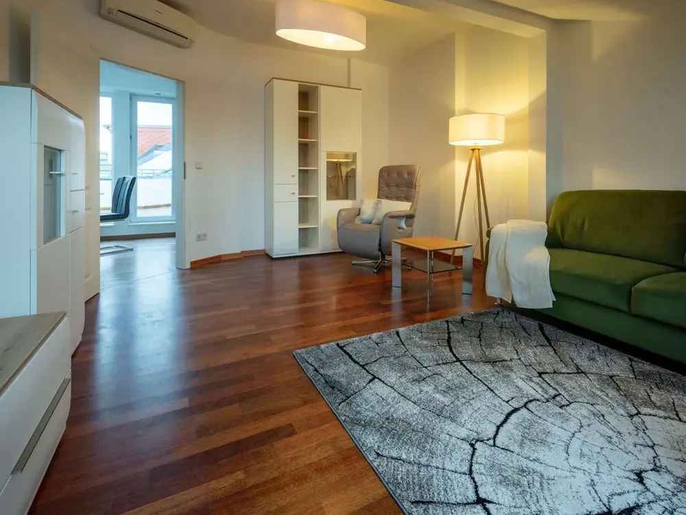 Möblierte Dachgeschosswohnung mit Fahrstuhl mitten in der Hauptstadt