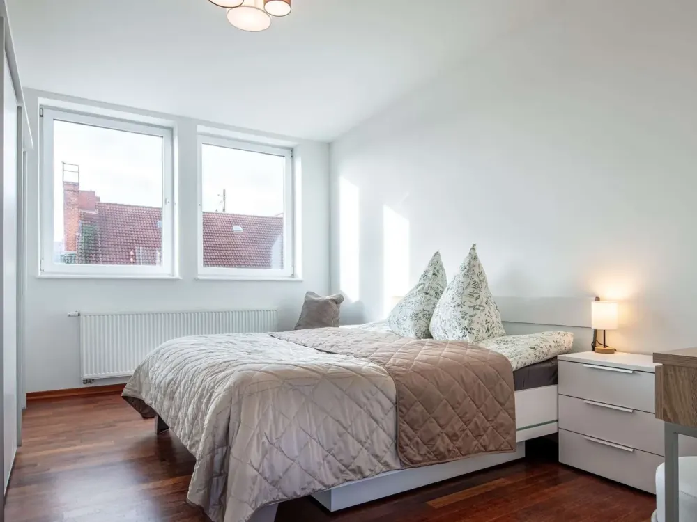 Möblierte Dachgeschosswohnung mit Fahrstuhl mitten in der Hauptstadt