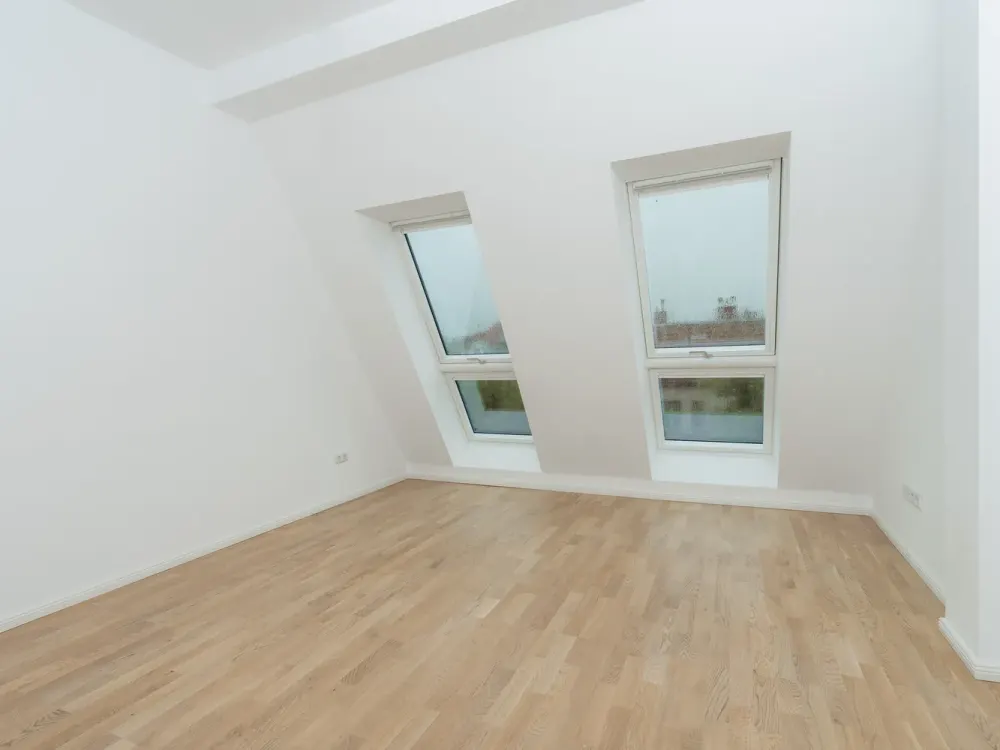 Erstbezug am Herrfurthplatz: 3,5-Zimmer-Dachgeschoss mit Terrasse & Klimaanlage