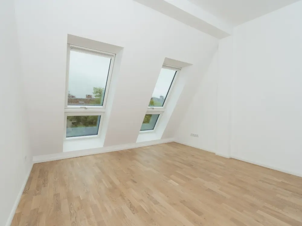 Erstbezug am Herrfurthplatz: 3,5-Zimmer-Dachgeschoss mit Terrasse & Klimaanlage