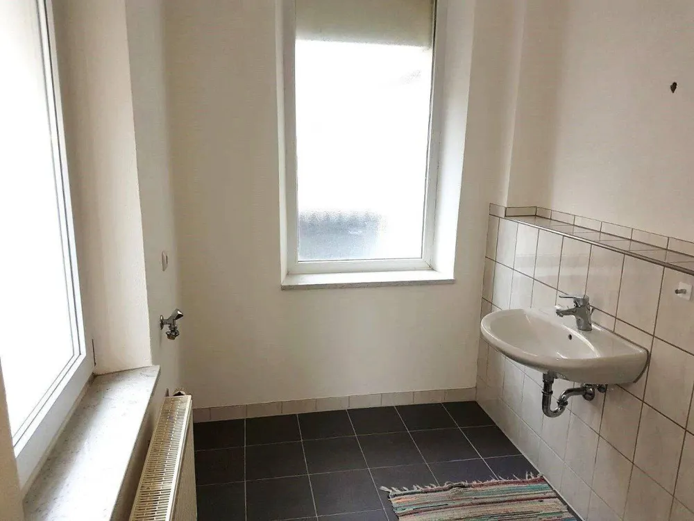 Sanierte 1-Zimmerwohnung mit geräumiger Einbauküche und hellem Bad in St. Leonhard