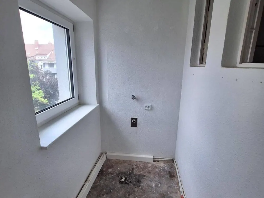 Geräumige 2-Zimmer-Wohnung mit Balkon im 4. OG in 90443 Nürnberg