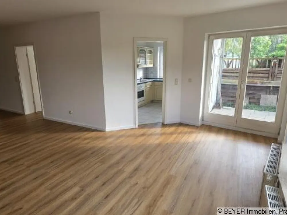 Spacious 3-Room Apartment with Terrace and Fitted Kitchen in Dresden-Pieschen
