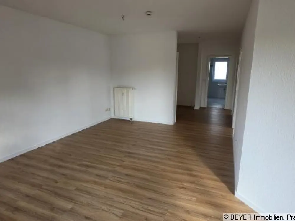 Spacious 3-Room Apartment with Terrace and Fitted Kitchen in Dresden-Pieschen