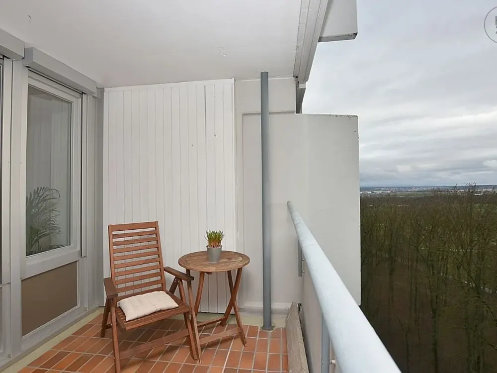 Modern möblierte Wohnung mit Tiefgarage und Balkon in Stuttgart Asemwald