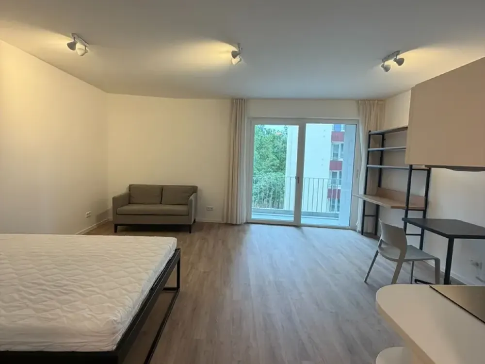 Large 1-Room Apartment with Large Balcony, Built-in Kitchen and Elevator in Erlangen