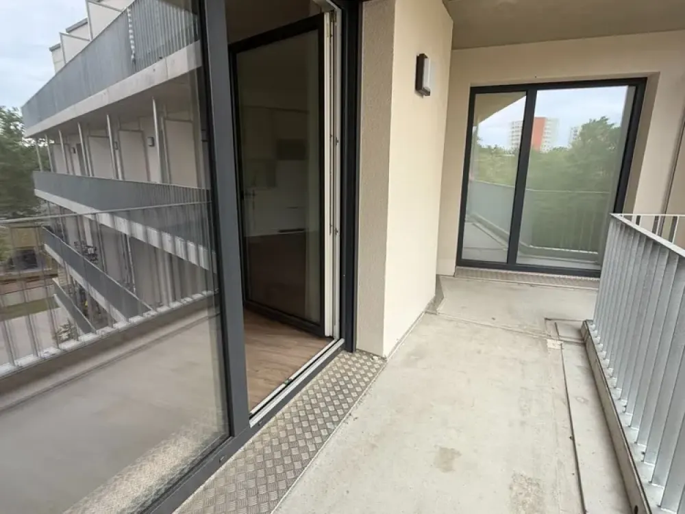 Large 1-Room Apartment with Large Balcony, Built-in Kitchen and Elevator in Erlangen