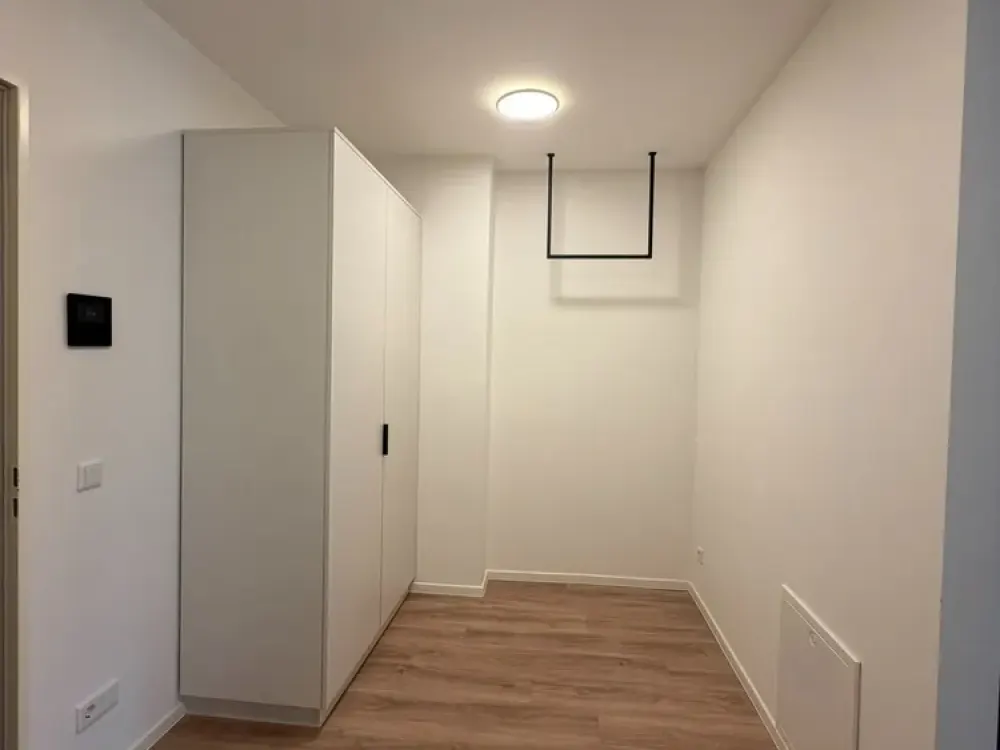 Large 1-Room Apartment with Large Balcony, Built-in Kitchen and Elevator in Erlangen