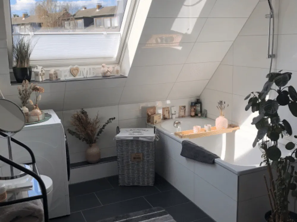 ++ Gemütliche Maisonettewohnung + 2 Zimmer Wohnung + Vollbad mit Fenster inkl. Dusche und Badewanne + EBK ++