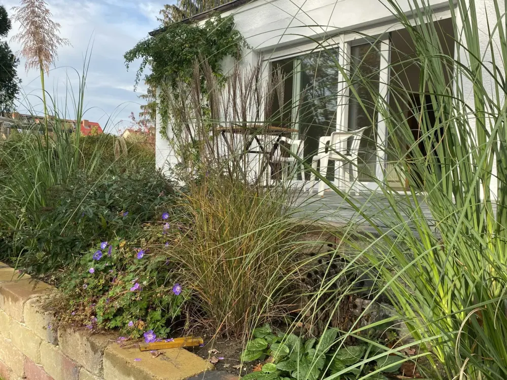 Wohnung in Zweifamlienhaus mit kleinem Pool und großem Garten
