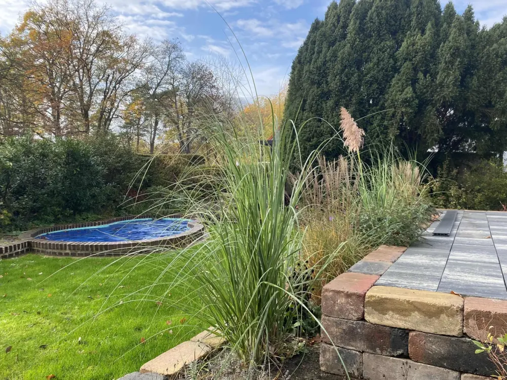 Wohnung in Zweifamlienhaus mit kleinem Pool und großem Garten
