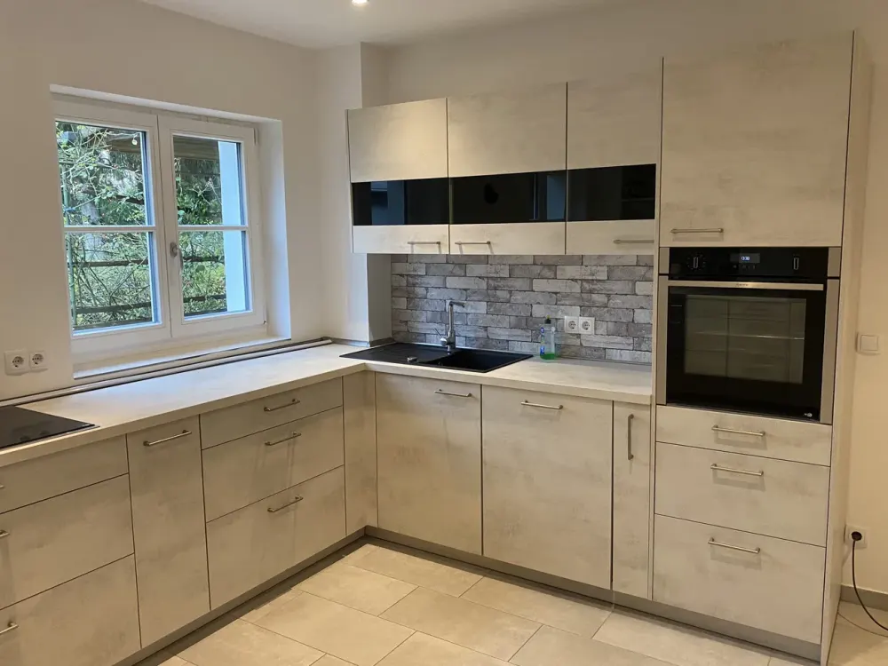 Wohnung in Zweifamlienhaus mit kleinem Pool und großem Garten