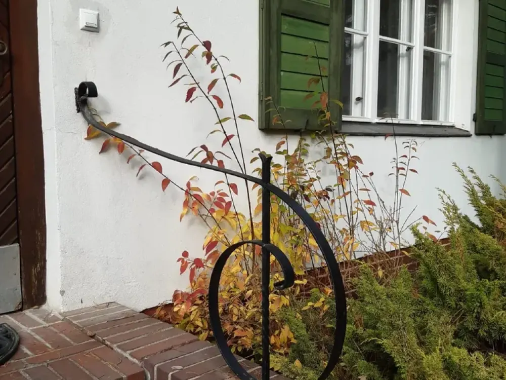Wohnung in Zweifamlienhaus mit kleinem Pool und großem Garten