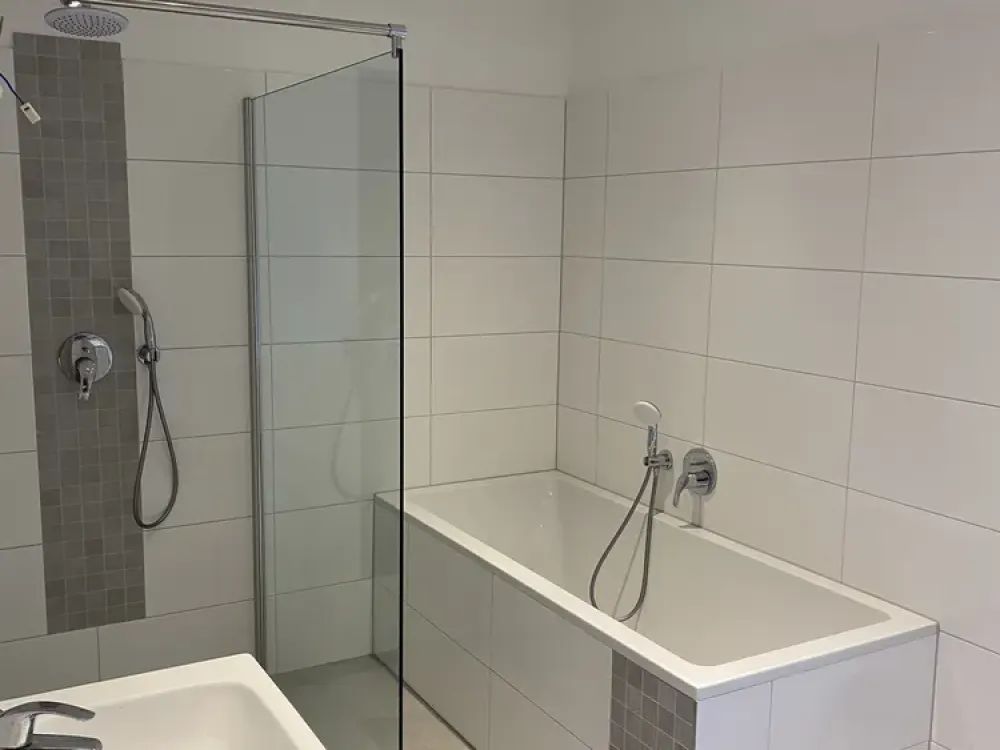 Wohnung in Zweifamlienhaus mit kleinem Pool und großem Garten