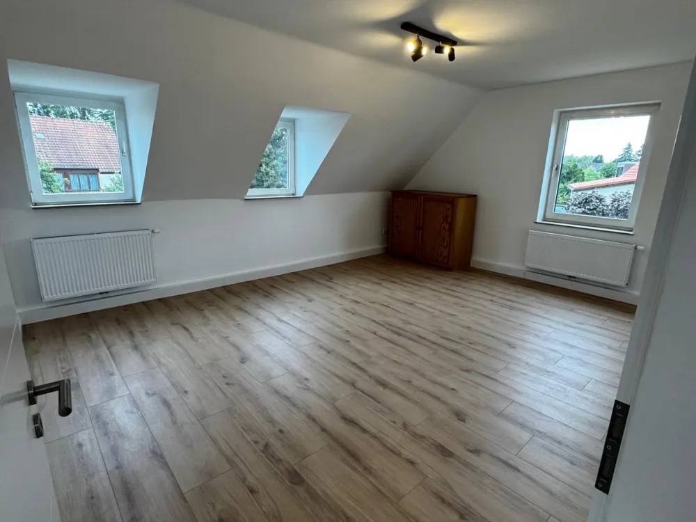 Frisch sanierte 3-Zi.-DG-Wohnung mit EBK in Ledeburg