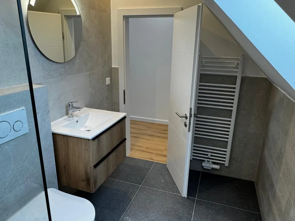 Frisch sanierte 3-Zi.-DG-Wohnung mit EBK in Ledeburg