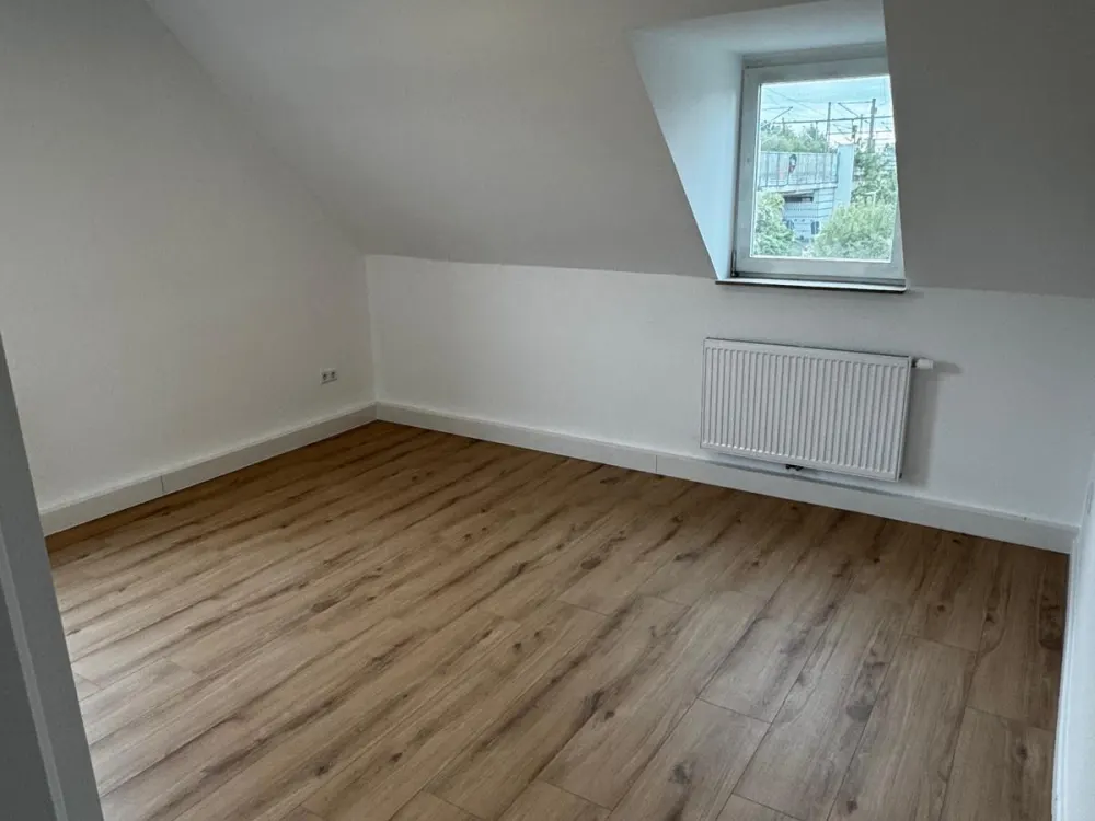 Frisch sanierte 3-Zi.-DG-Wohnung mit EBK in Ledeburg