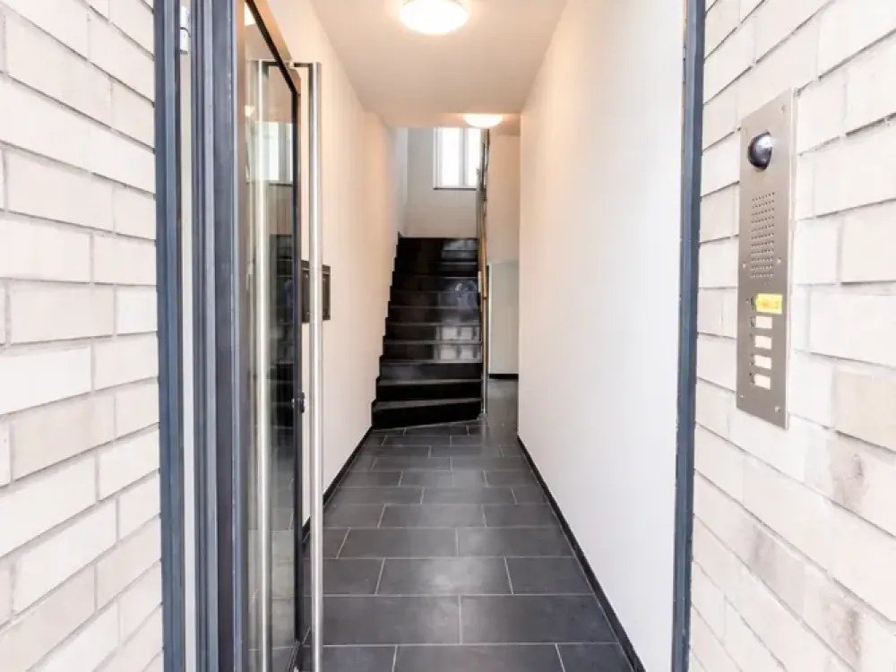 Erstbezug nach Kernsanierung: Premium-3-Zimmer mit A+‑Energie, Fußbodenheizung, SmartHome & Domblick