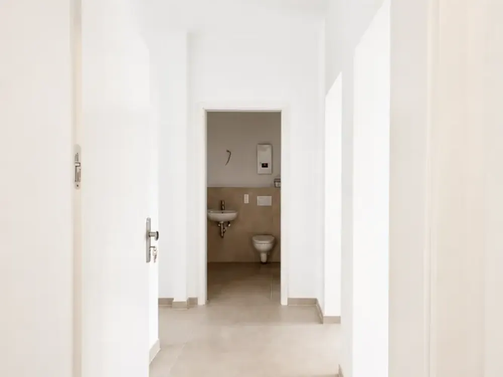Erstbezug nach Kernsanierung: Premium-3-Zimmer mit A+‑Energie, Fußbodenheizung, SmartHome & Domblick