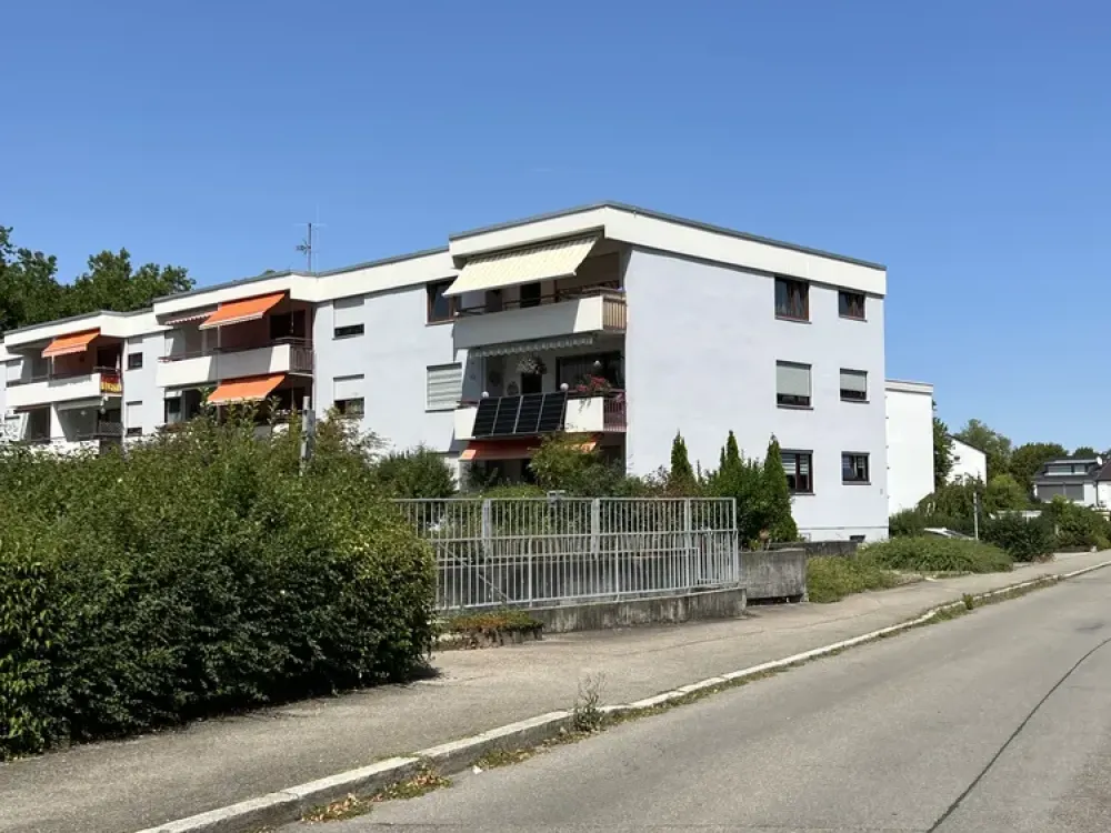 Großzügige 4,5-Zi. Wohnung mit Balkon und EBK