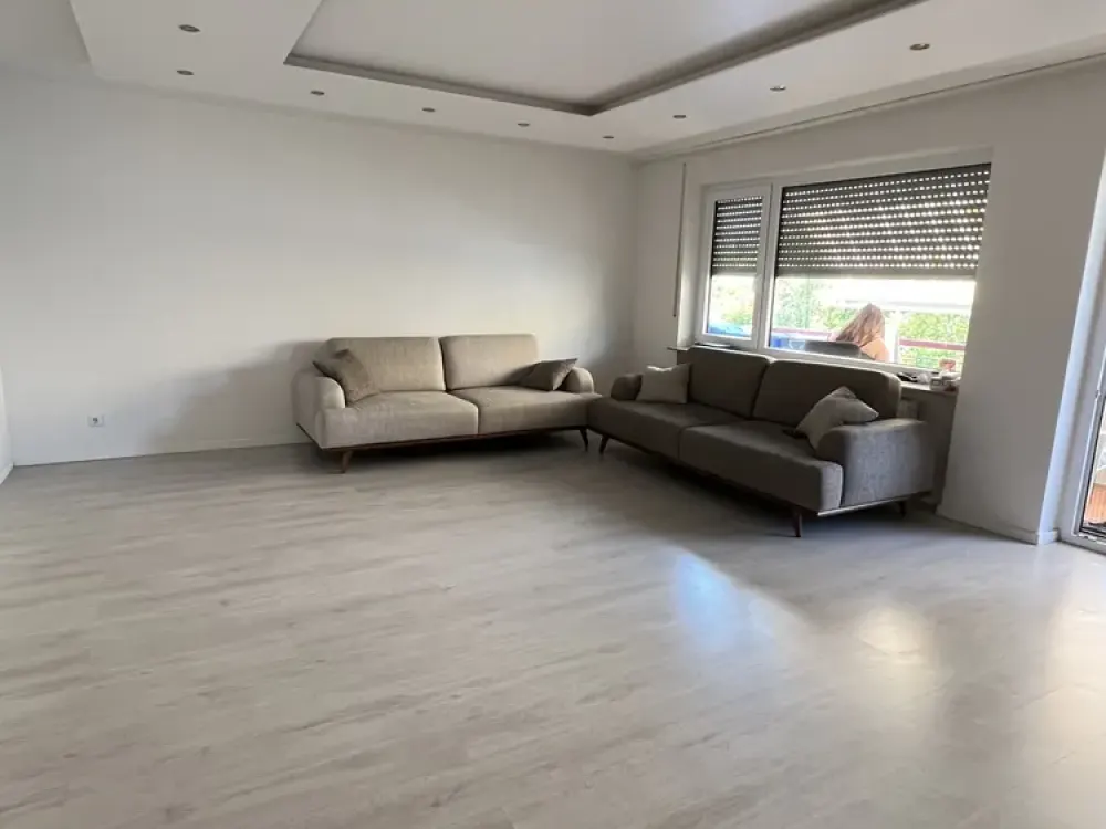 Großzügige 4,5-Zi. Wohnung mit Balkon und EBK