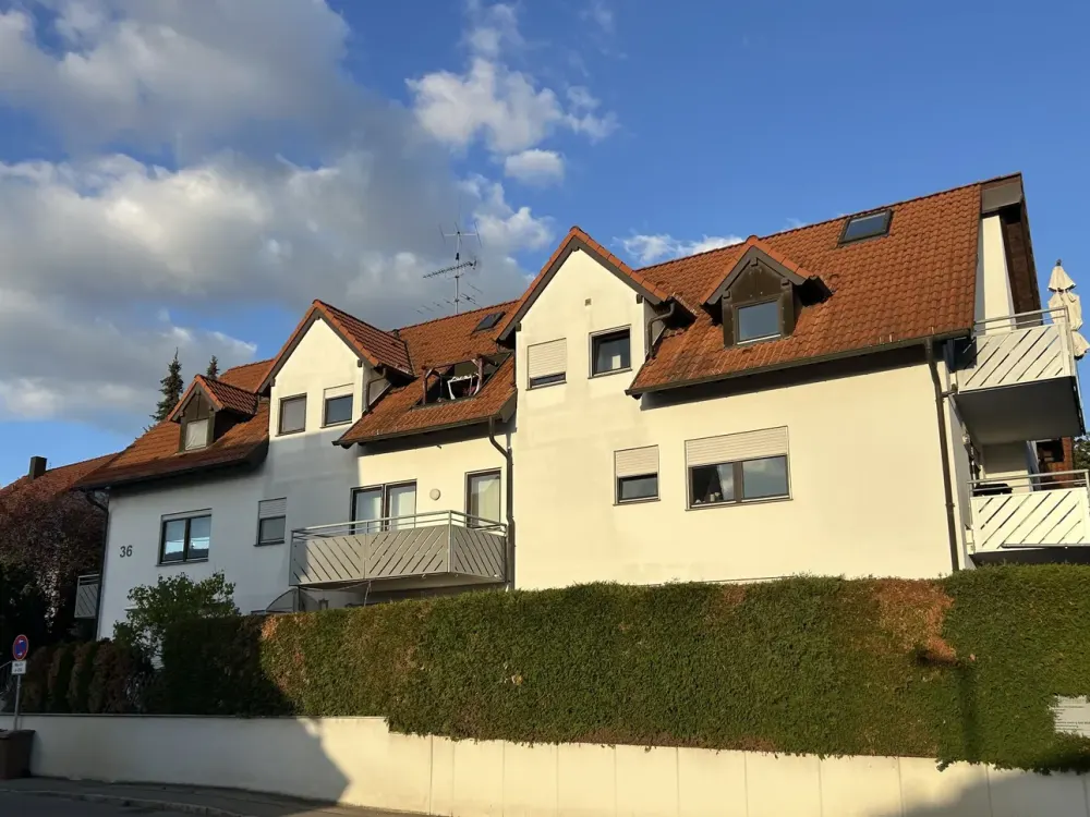 Gepflegte 2-Zimmer-Wohnung mit Balkon und EBK in Wolfschlugen