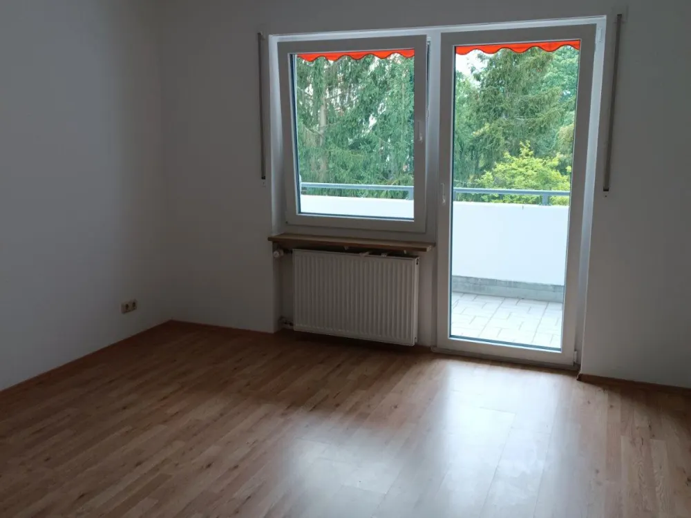 Frisch renovierte, helle 80-m²-Wohnung in Sieglitzhofstraße / Er