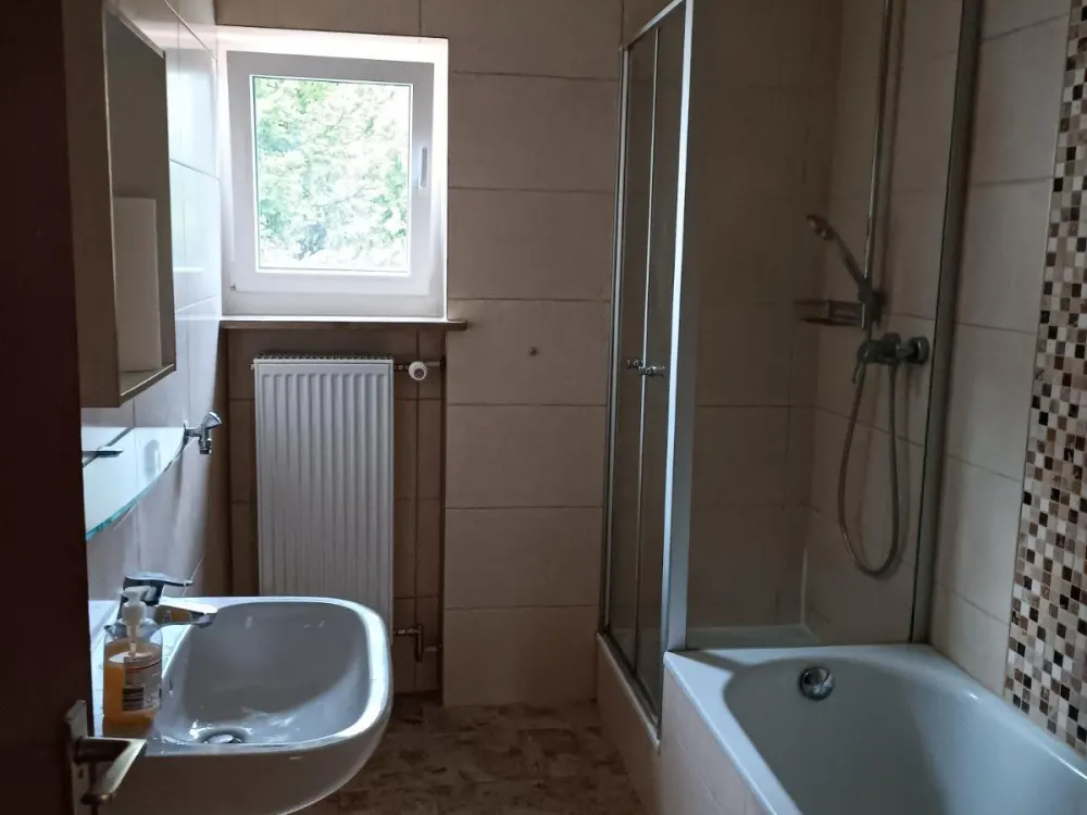 Frisch renovierte, helle 80-m²-Wohnung in Sieglitzhofstraße / Er